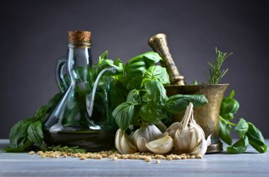 Ahşap bir masaya pesto yapmak için malzemeler .