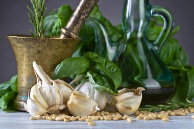 Ahşap bir masaya pesto yapmak için malzemeler .