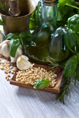 Ahşap bir masaya pesto yapmak için malzemeler .