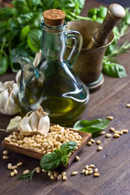 Ahşap bir masaya pesto yapmak için malzemeler .