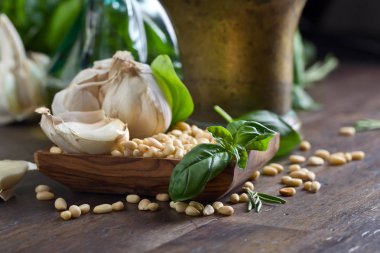 Ahşap bir masaya pesto yapmak için malzemeler .