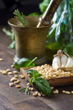 Ahşap bir masaya pesto yapmak için malzemeler .