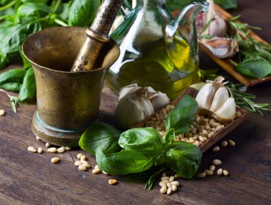 Ahşap bir masaya pesto yapmak için malzemeler .