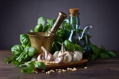 Ahşap bir masaya pesto yapmak için malzemeler .