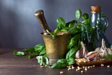Ahşap bir masaya pesto yapmak için malzemeler .
