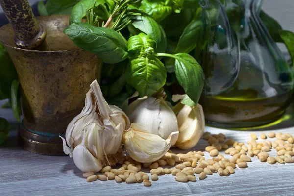 Ahşap bir masaya pesto yapmak için malzemeler .