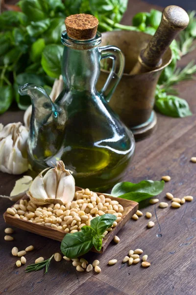 Ahşap bir masaya pesto yapmak için malzemeler .