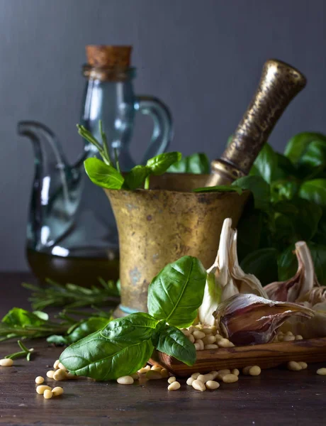 Ahşap bir masaya pesto yapmak için malzemeler .