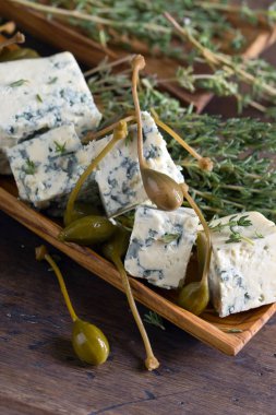 Mavi peyniri, Kapari ve şube kekik .