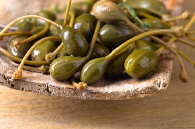 Ahşap tabak içinde konserve Kapari .