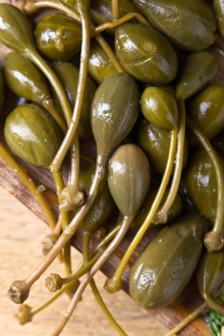 Ahşap tabak içinde konserve Kapari .