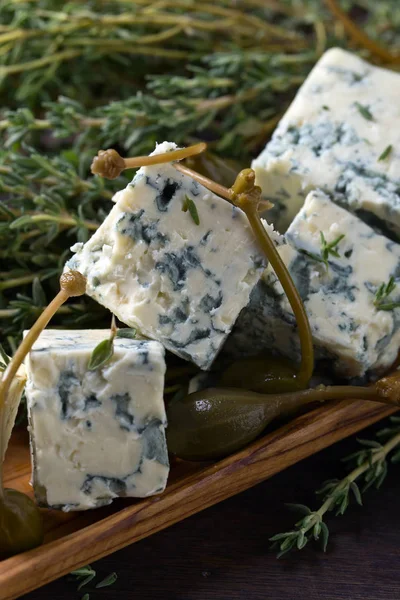 Μπλε τυρί, κάπαρη και κλαδάκια θυμαριού. . — Φωτογραφία Αρχείου