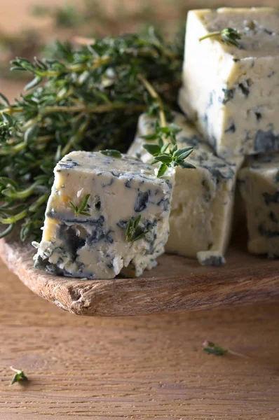 Blue cheese on a wooden table . — Stock Photo, Image