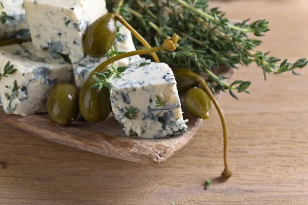 Μπλε τυρί, κάπαρη και κλαδάκια θυμαριού.. — Φωτογραφία Αρχείου