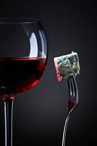 Μπλε τυρί και ποτήρι κόκκινο κρασί . — Φωτογραφία Αρχείου
