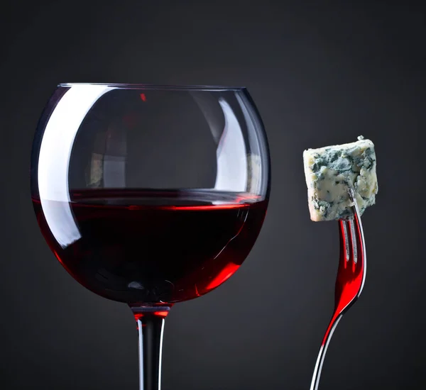 Fromage bleu et verre de vin rouge  . — Photo
