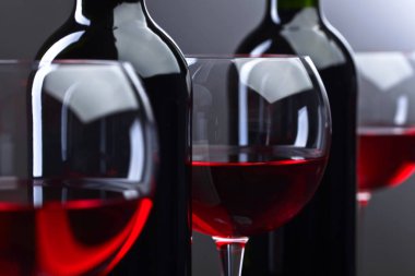 Şişe ve bardak kırmızı şarap