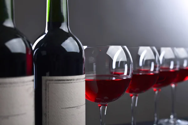 Fles en glazen rode wijn — Stockfoto