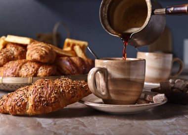 Koyu kahve ve taze hamur işleriyle kahvaltı.