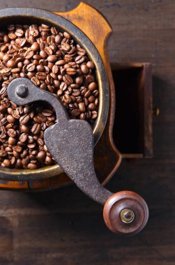 eski Kahve değirmeni ve kavrulmuş kahve çekirdekleri Close-Up 