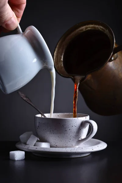 Taza de café con leche sobre fondo oscuro — Foto de Stock