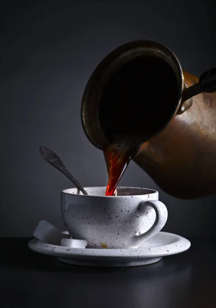 Tazza di caffè e zucchero su sfondo scuro — Foto Stock