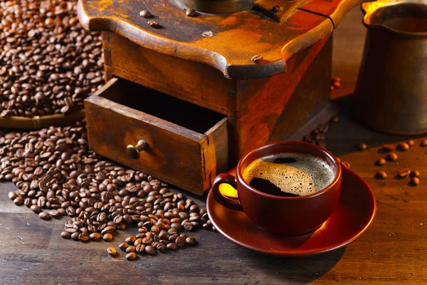 Csésze fekete kávé, kávédaráló, és sült bab — Stock Fotó