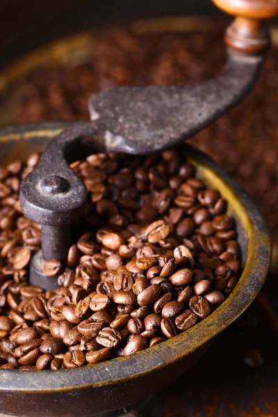 Close-up van oude koffiemolen en geroosterde koffiebonen — Stockfoto