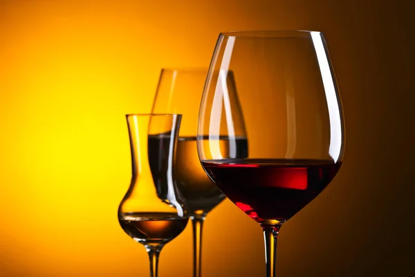 Ποτήρια με κόκκινο και λευκό κρασί — Φωτογραφία Αρχείου