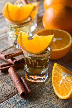 Portakal ve tarçın ile altın tekila .