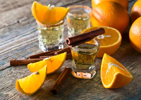 Gold-Tequila mit Orange und Zimt . — Stockfoto