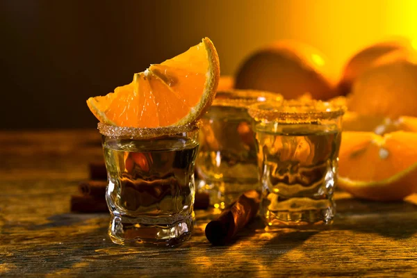 Zlatá tequila s pomerančem a skořicí . — Stock fotografie