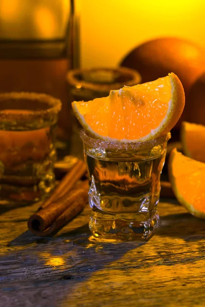 Tequila dorée à l'orange et à la cannelle  . — Photo