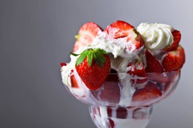  Çilek ve krema cam kase 