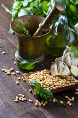 Ahşap bir masaya pesto yapmak için malzemeler .