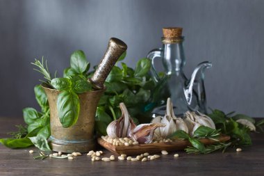 Ahşap bir masaya pesto yapmak için malzemeler .