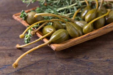 Konserve Kapari ve kekik 