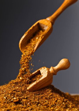 Tahta kaşık ile farklı baharat karışımı