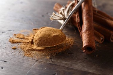 Tarçın çubukları ve pudra tahta bir masada.