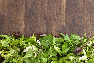 Taze yeşil salata ile ıspanak, roka ve marul 