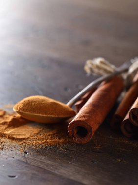 Tarçın çubukları ve pudra tahta bir masada.