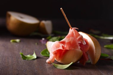 Prosciutto ile armut ahşap bir masa üzerinde