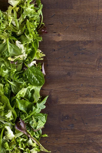 Frischer grüner Salat mit Spinat, Rucola und Salat — Stockfoto