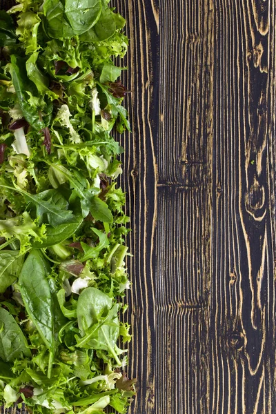 Ensalada verde fresca con espinacas, rúcula y lechuga — Foto de Stock