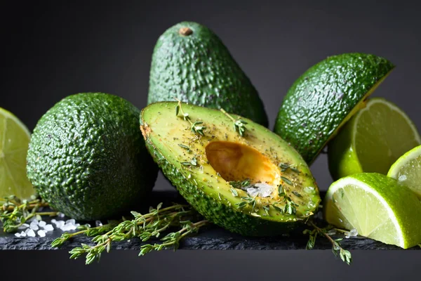 Aguacate con cal, tomillo y sal marina — Foto de Stock