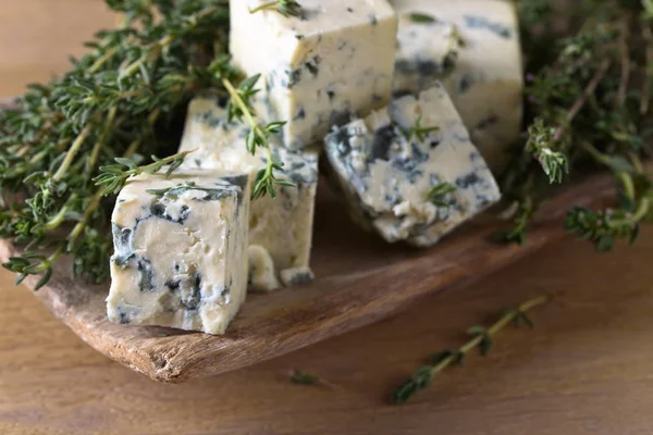 Blue cheese on a wooden table . — Stock Photo, Image