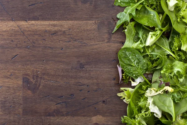 Frisse groene salade met spinazie, rucola en sla — Stockfoto
