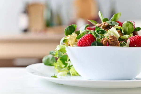 Green vegan salad with raspberry and nuts — Stock Photo, Image