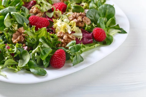 Ahududu ve fındık ile yeşil vegan salata — Stok fotoğraf