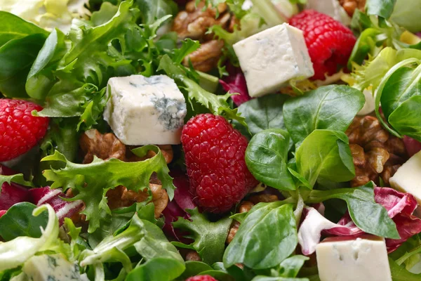 Зеленый салат с голубым сыром, малиной и орехами — стоковое фото
